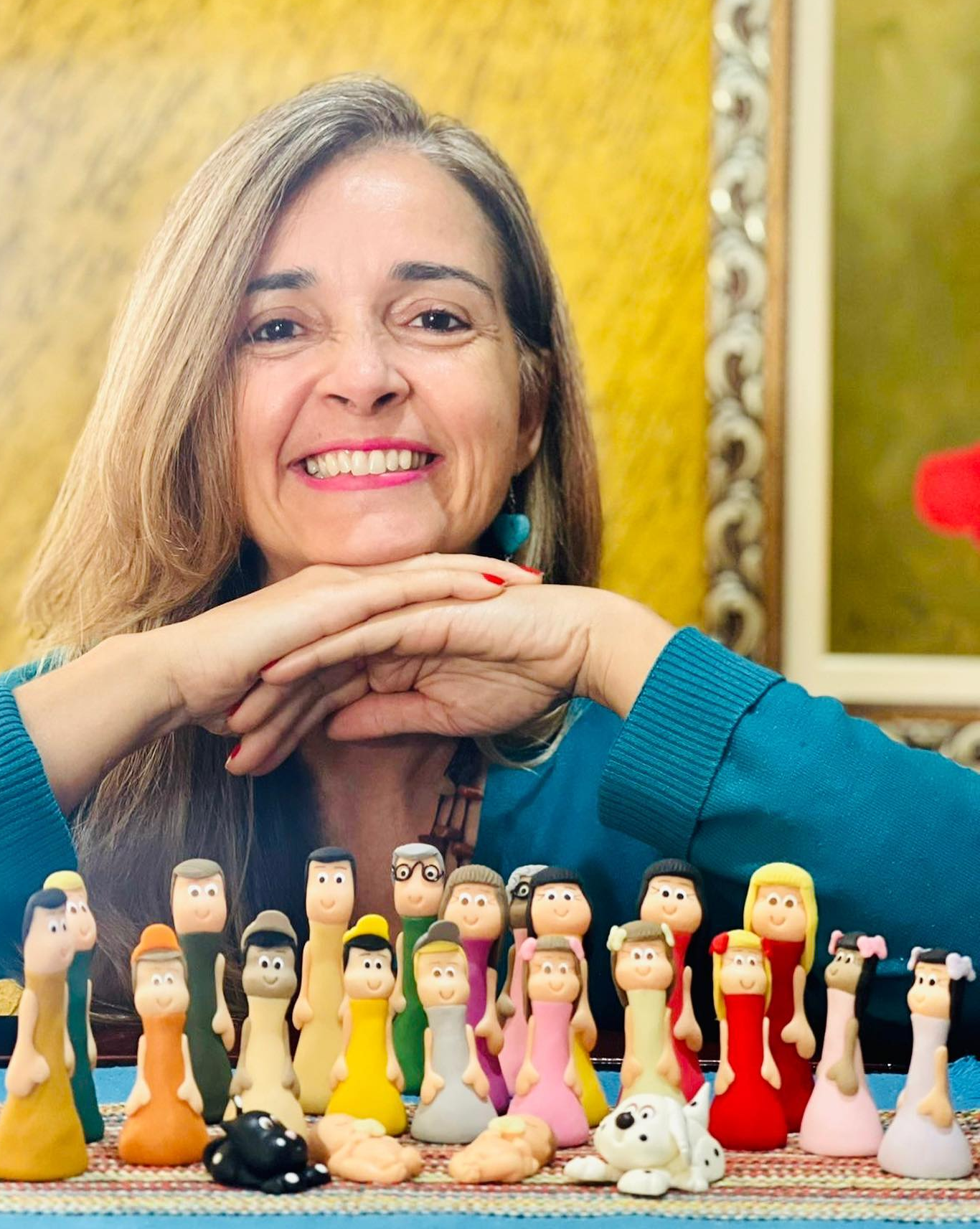 Anna Paula Goncalves sorrindo com bonequinhos constelacao familiar